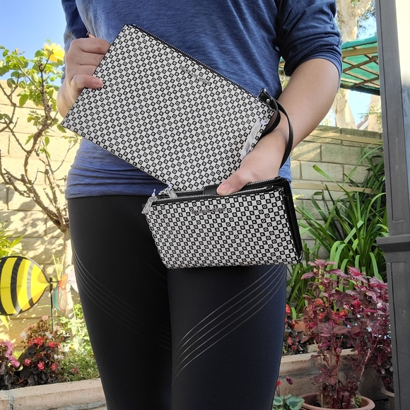 🆕 Michael Kors JetSet Clutch NYC  (clutch only) - Picture 3 of 3